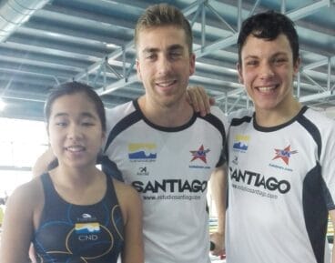 Alba Corts y Adrián Monteaguso con su entrenador