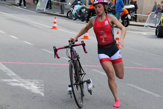 Andrea Fernández en el segmento de ciclismo