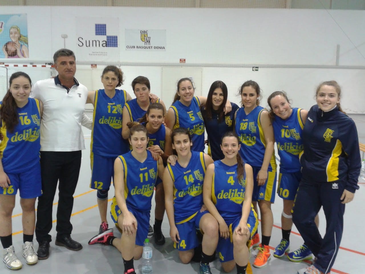 Andrés Ponce con las seniors del Dénia Básquet