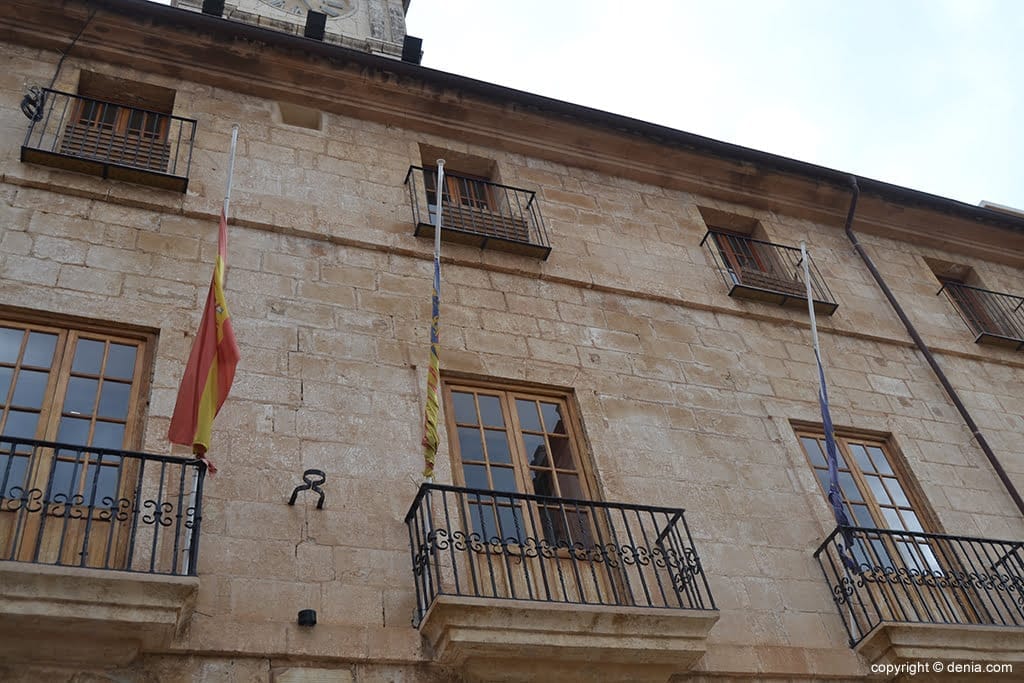 Dénia se suma al luto por el accidente aéreo de los Alpes 2 Banderas a media asta en el Ayuntamiento de Dénia