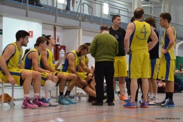 Banquillo del Dénia Básquet con su técnico