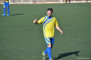 Carlos Ribes saludando tras marcar su gol