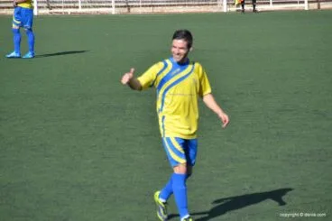Carlos Ribes saludando tras marcar su gol