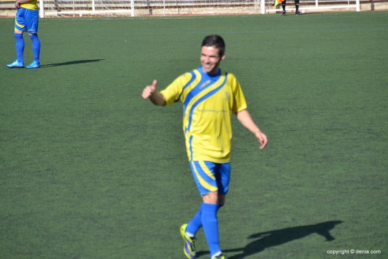 Carlos Ribes saludando tras marcar su gol
