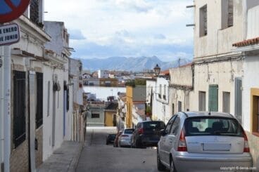 Coches aparcados en Les Roques