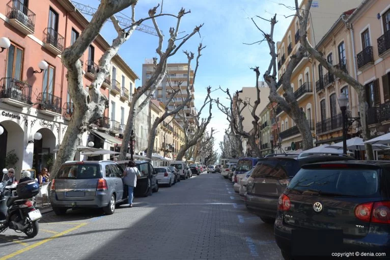 Coches aparcados en la calle Marqués de Campo