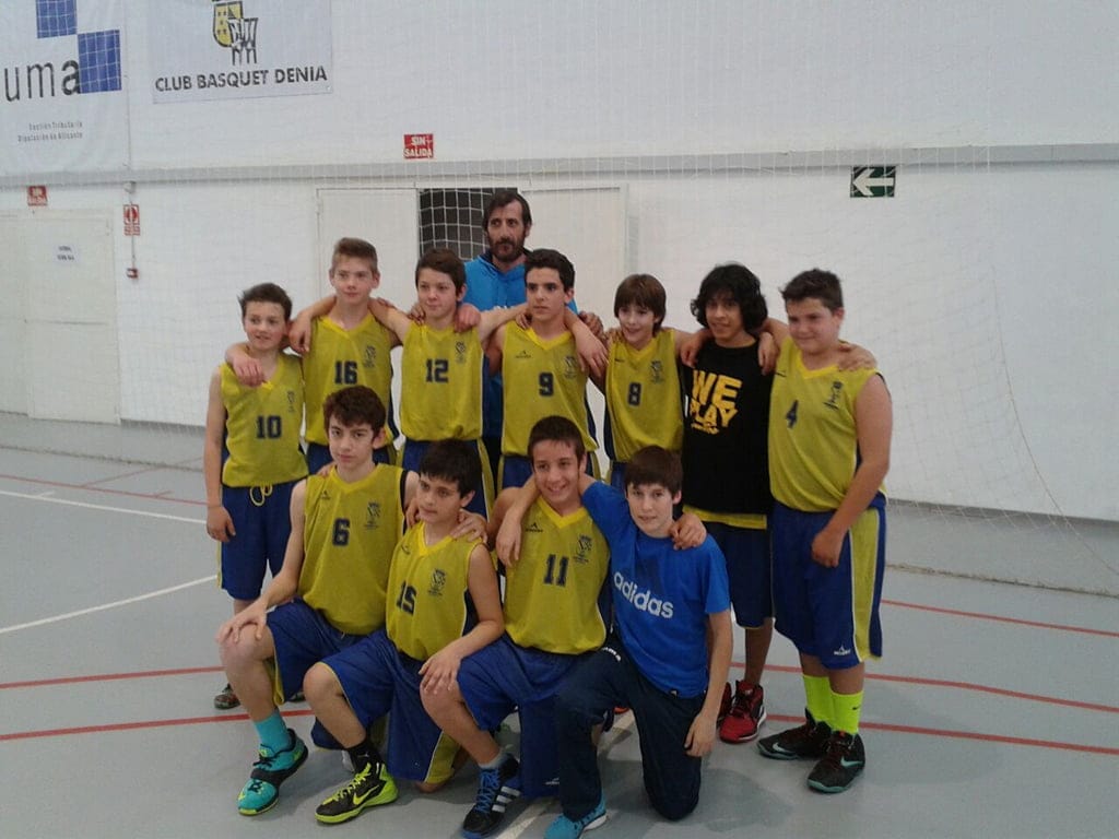 Bernardo Sanz con sus chicos del Infantil 02