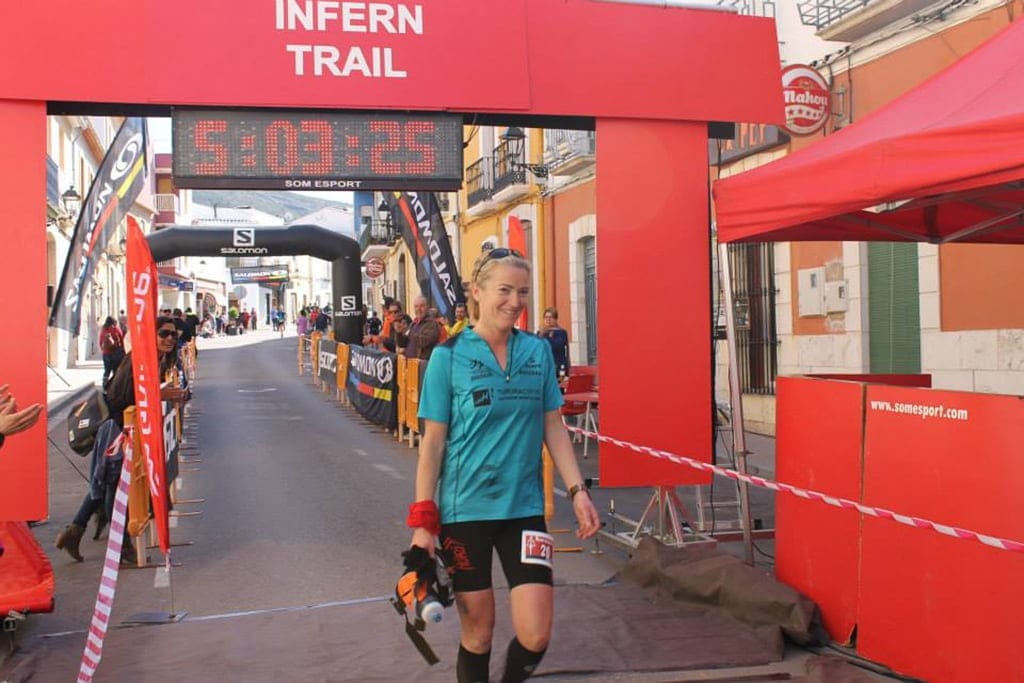 Encarna Cardona llegando a meta