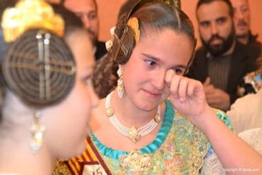 Fallera Mayor de Centro llorando