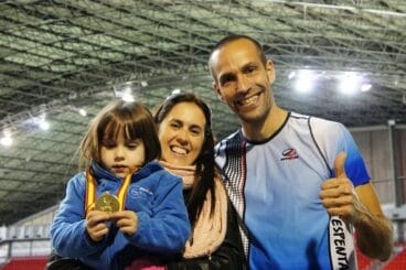 Juanra Pous con su mujer e hija celebrado su triunfo