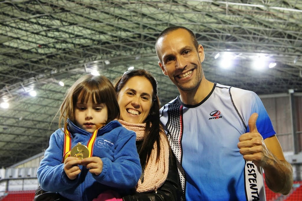 Juanra Pous doble campeón de España Veteranos en San Sebastián 3 Juanra Pous con su mujer e hija celebrado su triunfo