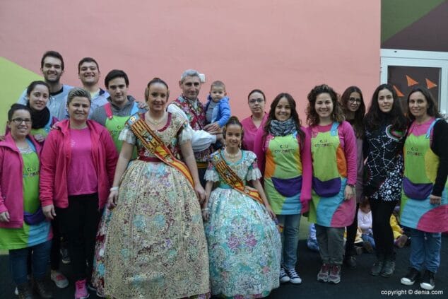 Las Falleras Mayores con el equipo de Colorets