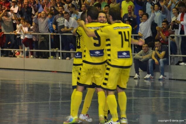 Los dianenses celebrando el cuarto gol