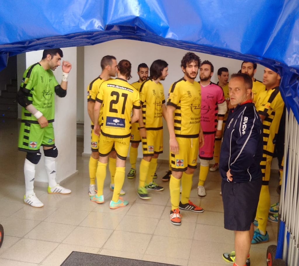 Los dianenses en el tunel de vestuarios de Alfás
