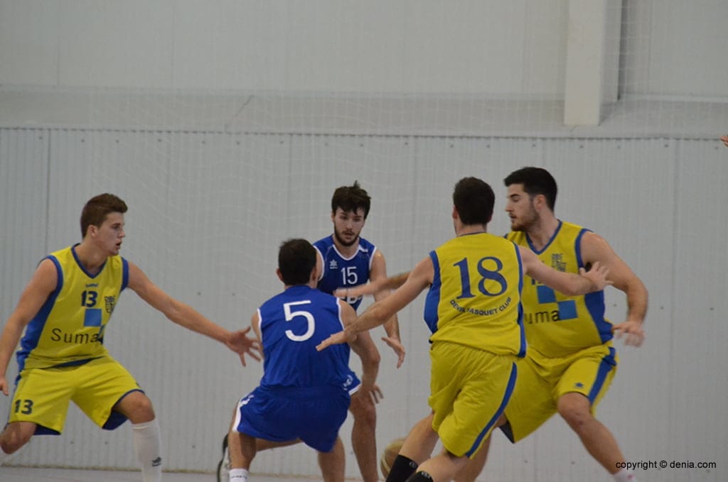 El Dénia Basquet senior derrotó al CB. Fundesem (65-57) 2 Los jugadores del Dénia Básquet defendiendo