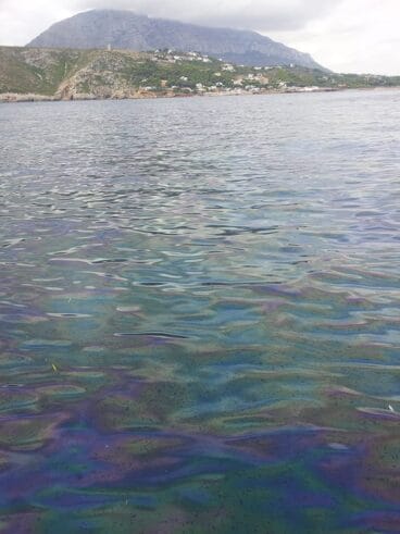 Mancha de gasoil en la costa de Dénia