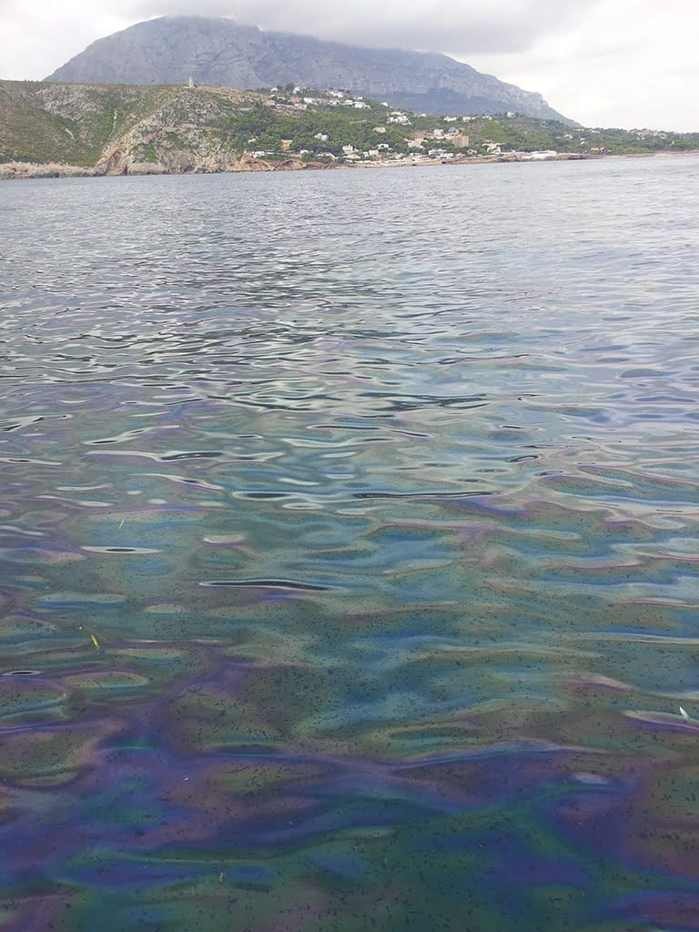 Mancha de gasoil en la costa de Dénia