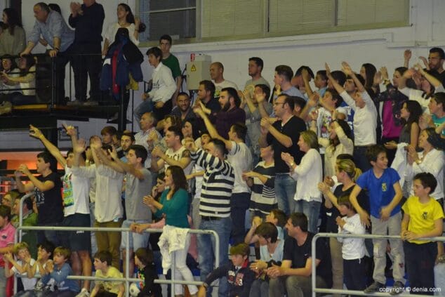 Público celebrando el gol local