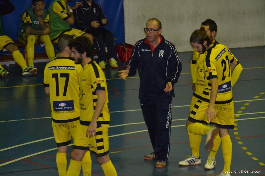 Raúl Gil con sus jugadores