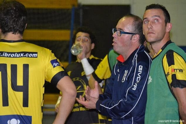 Raúl Gil dando instrucciones a sus jugadores