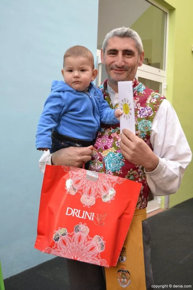 Las Falleras Mayores de Dénia visitaron a los más pequeños en Colorets 10 Regalo para Jaume Bertomeu