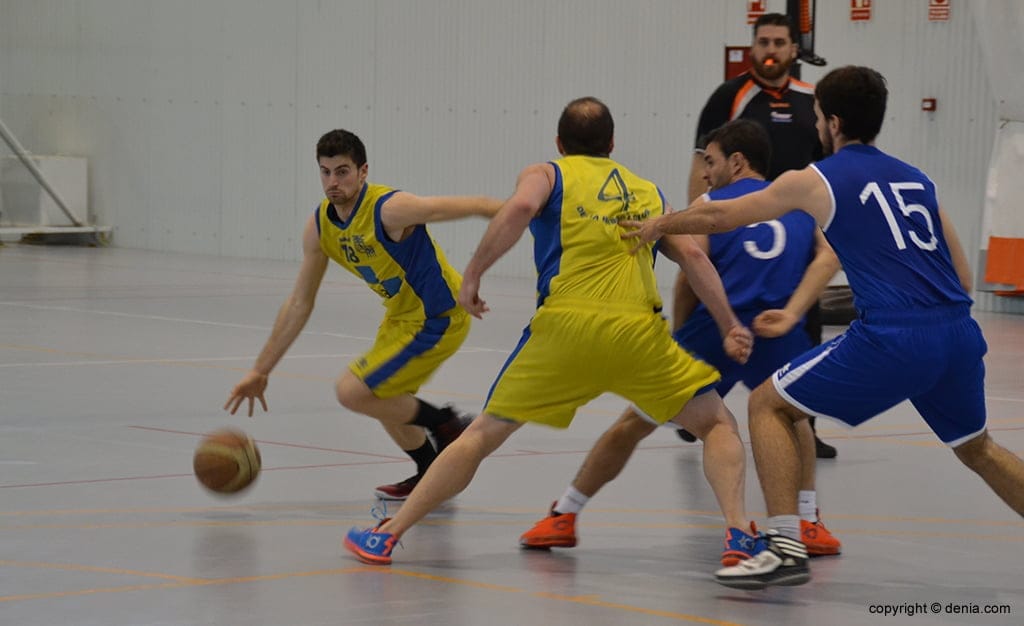 El Dénia Basquet senior derrotó al CB. Fundesem (65-57) 1 Rubén Velazquez iniciando jugada