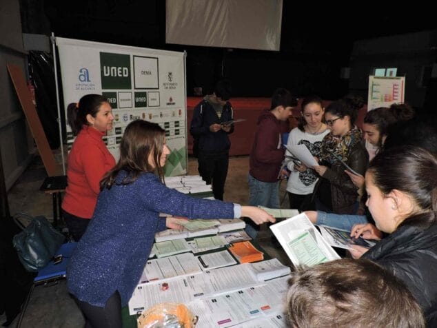 La Feria del Estudiante asesora a un millar de jóvenes dianenses 5 UNED Dénia en la feria del Estudiante