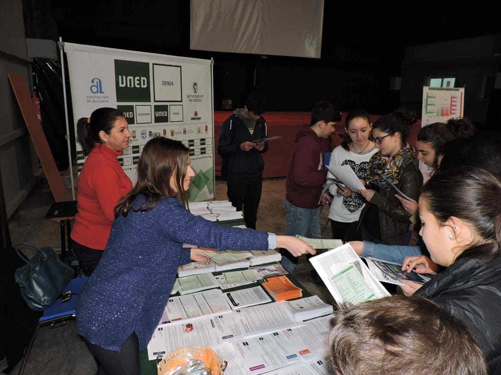 La Feria del Estudiante asesora a un millar de jóvenes dianenses 1 UNED Dénia en la feria del Estudiante