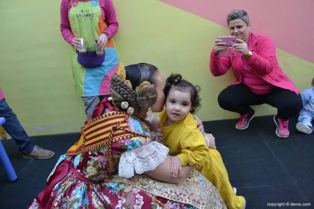 Las Falleras Mayores de Dénia visitaron a los más pequeños en Colorets 12 Vista de las FFMM a Colorets