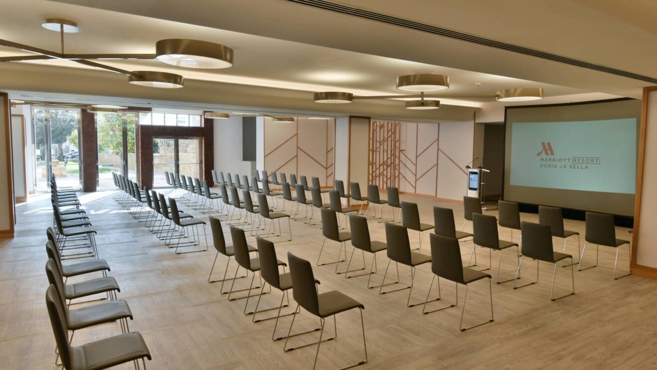 Amplia sala de reuniones