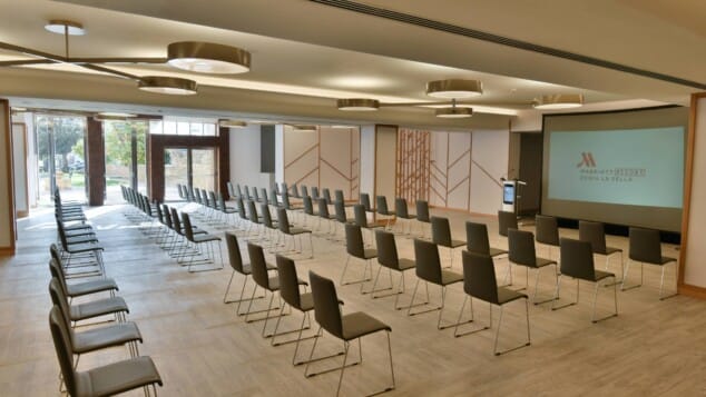 amplia sala de reuniones