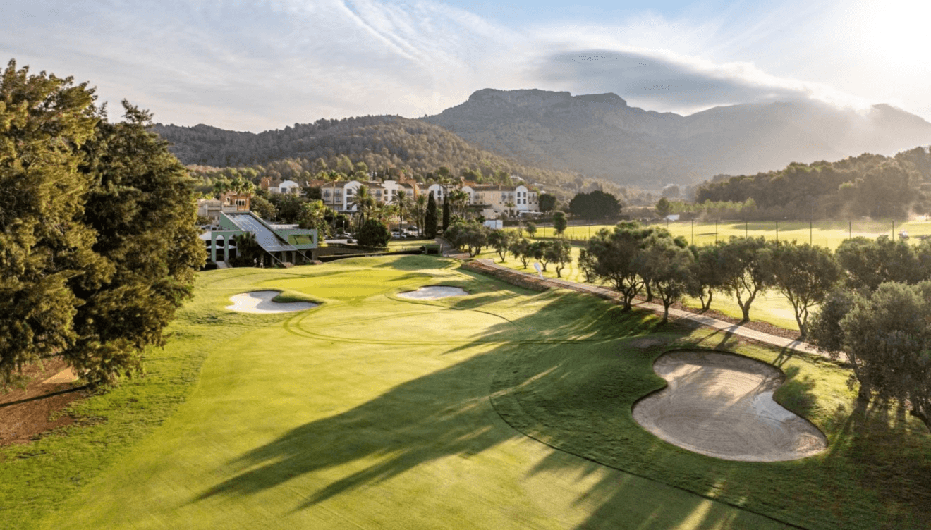Campo de golf de 27 hoyos diseñado por José María Olazábal