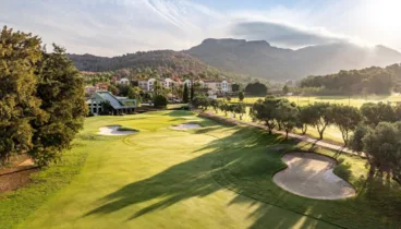 Campo de golf de 27 hoyos diseñado por José María Olazábal