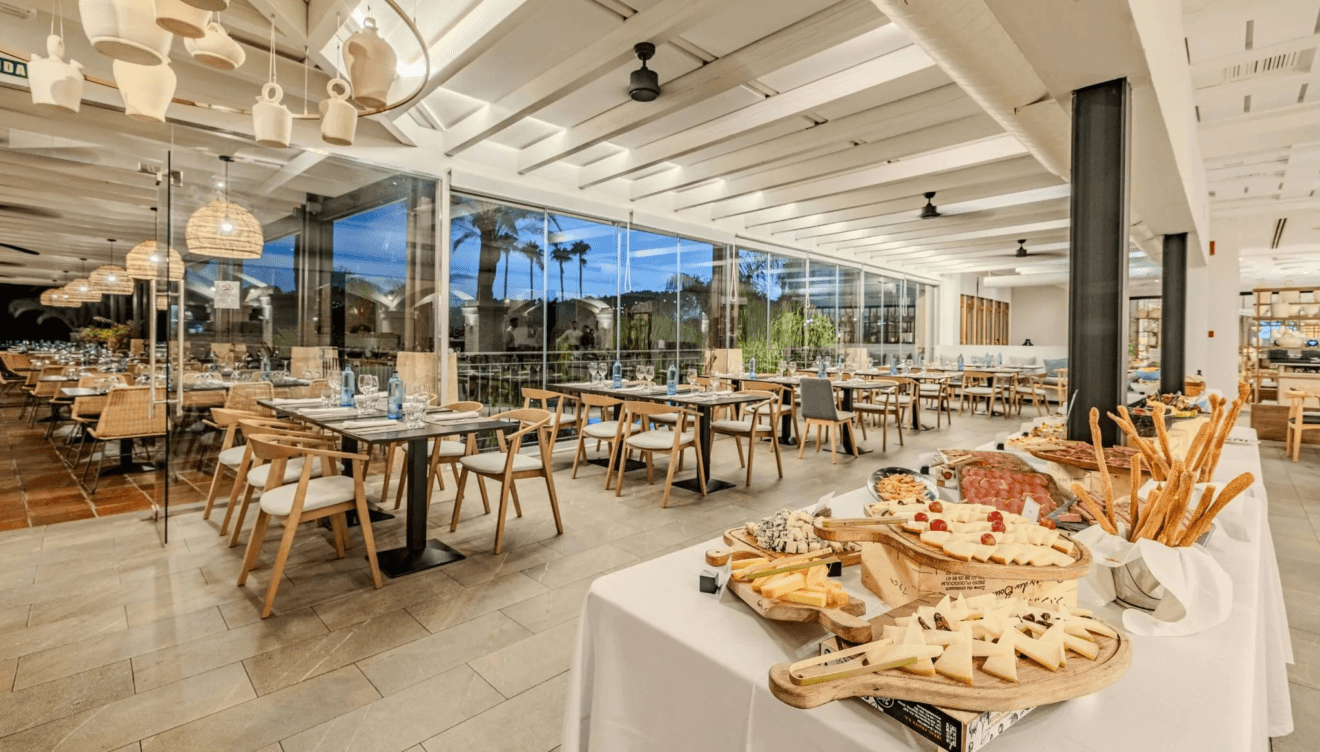Degustaciones de quesos y embutidos en el comedor del hotel