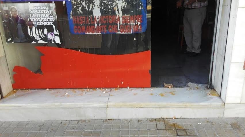 Roban la bandera republicana y tiran huevos contra la fachada de EU 2 huevos rotos sede EU