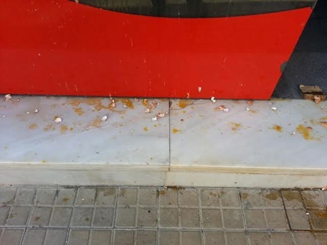 Roban la bandera republicana y tiran huevos contra la fachada de EU 1 huevos rotos sede EU