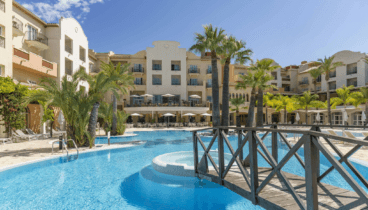 Zona de baño ajardinada y área de relax en la piscina principal