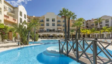 Zona de baño ajardinada y área de relax en la piscina principal