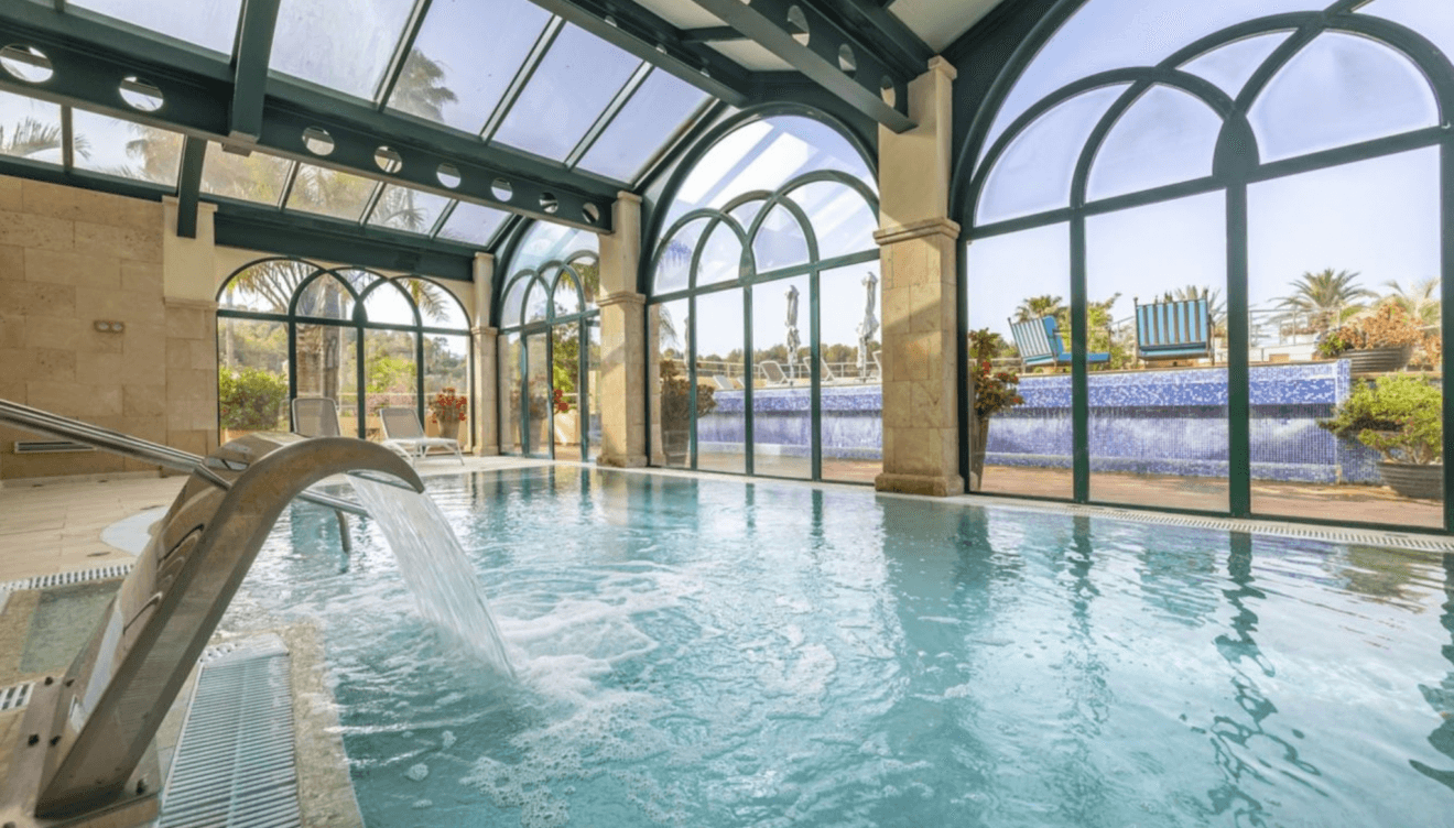 Zona de relajación y pileta fría en el spa del hotel