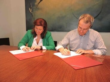 Ana Kringe fimando el convenio con Val Net