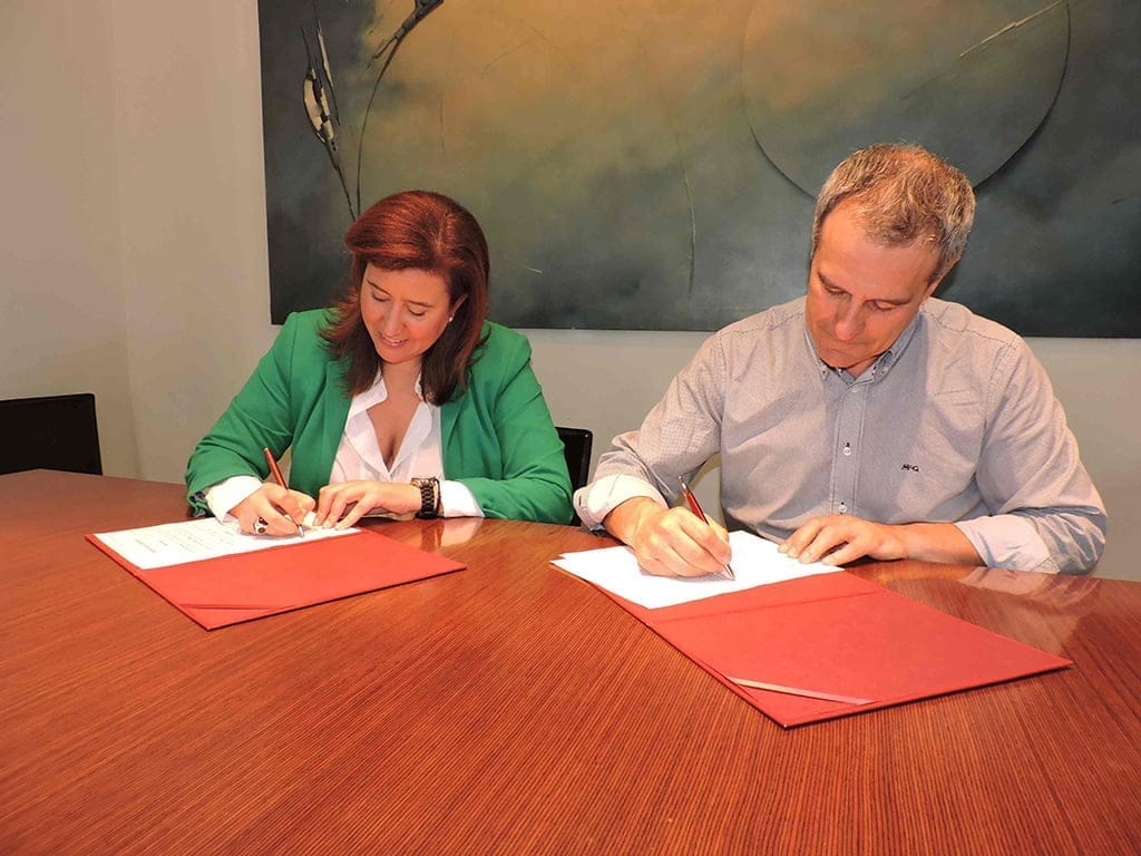 Ana Kringe fimando el convenio con Val Net