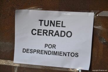 Cartel en el túnel de Dénia