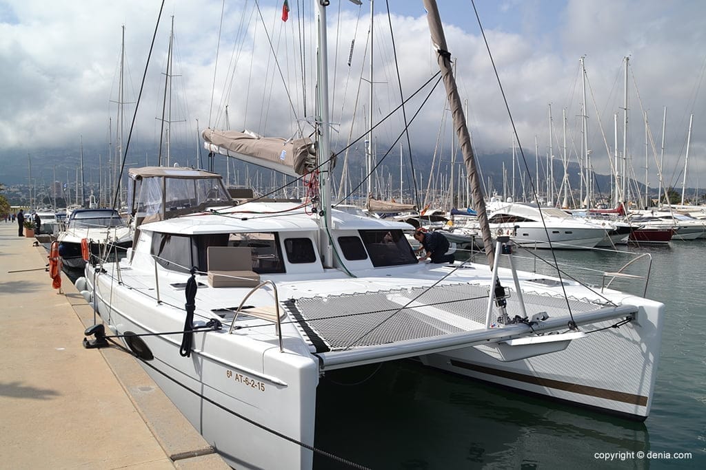 Catamarán en el puerto Marina Dénia