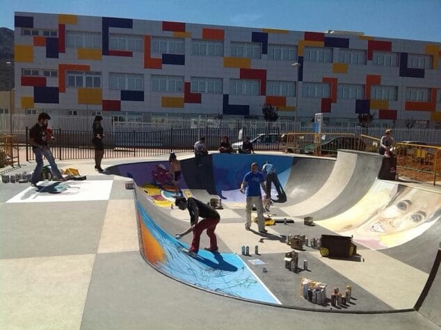 Los grafitis decoran ya la pista de skate 2 Decoración de la pista de skate