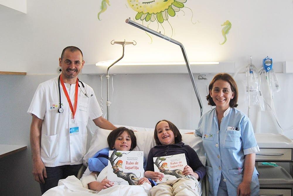 Golosinas y cuentos para celebrar el Día del Libro entre los niños ingresados en el Hospital 1 Día del Libro en el Hospital Marina Salud
