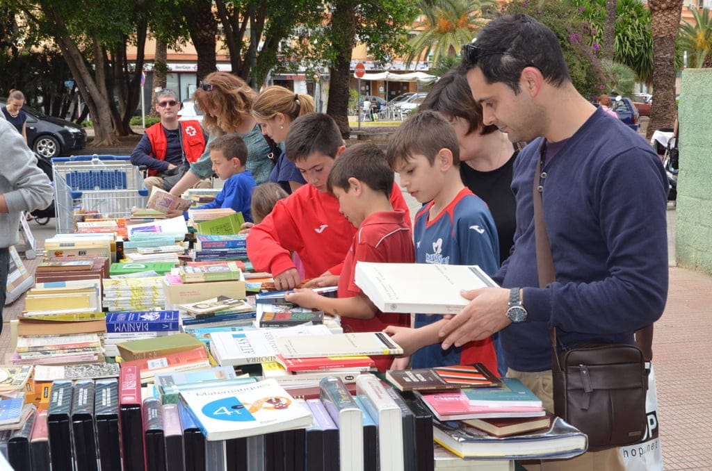 Día del libro solidario en UNED Dénia