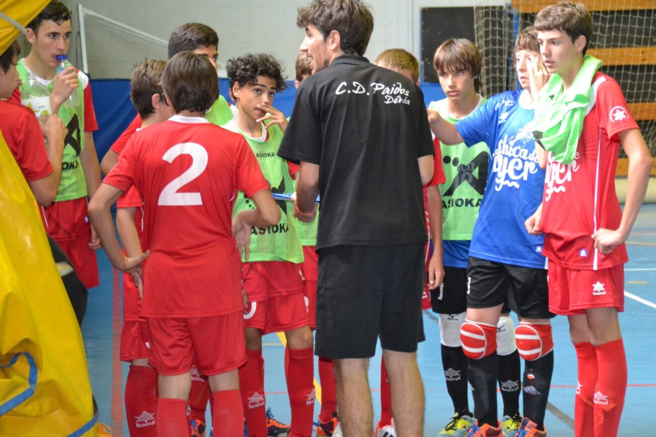 Emilio Monfort dando órdenes a sus chicos