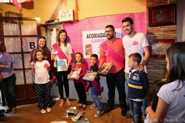 Entrega de álbums a los cargos