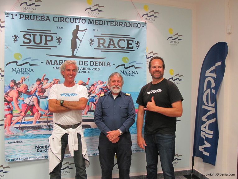 Gabriel Martínez con los organizadores del Sup Race