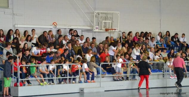 Grada llena de público